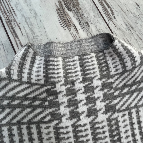 Max Studio Women’s Small Gray & White Patterned Sweater – Long Sleeve Geometric - Picture 4 of 13